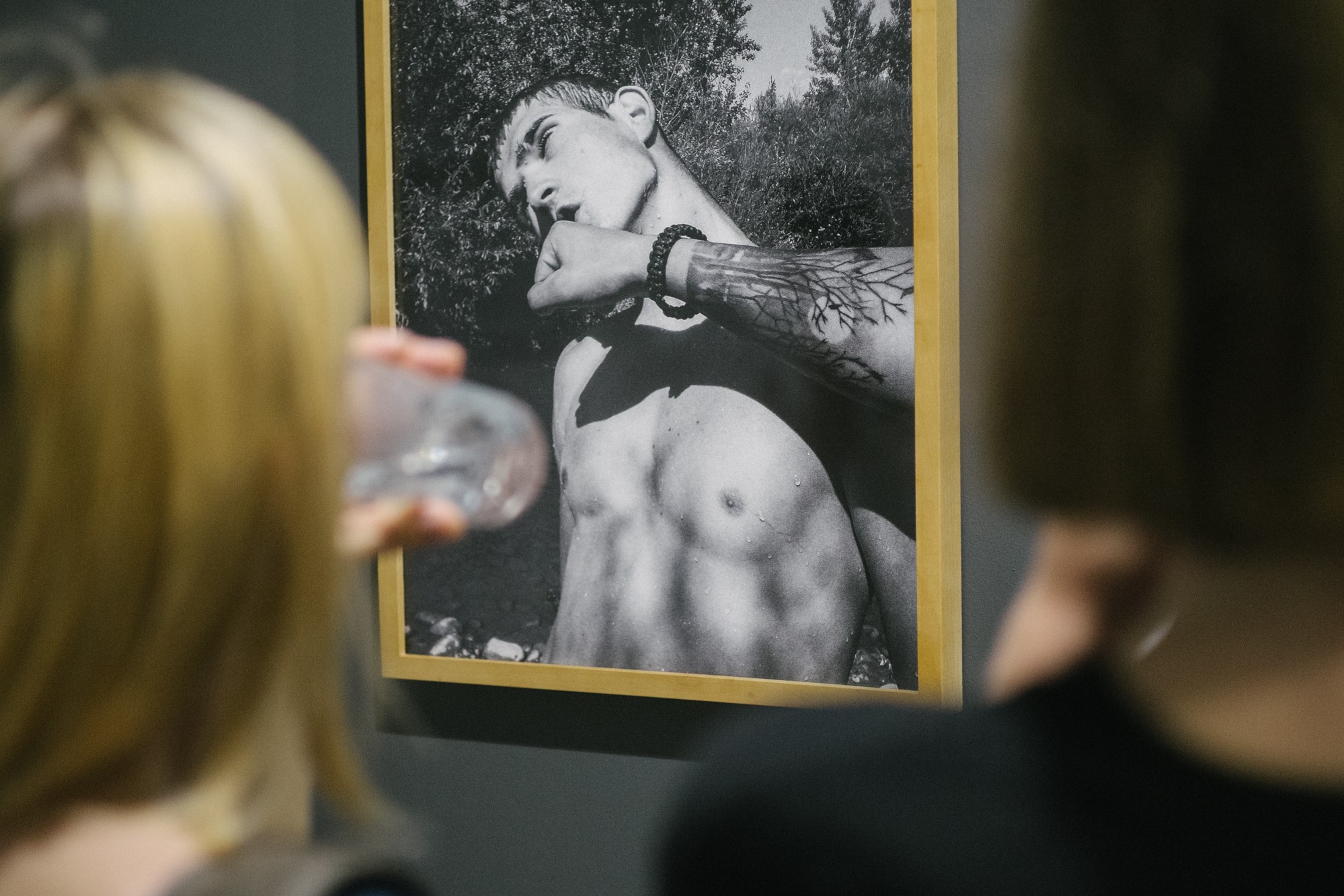 Zbliżenie fotografii przedstawiającej nagi tors w ramie.